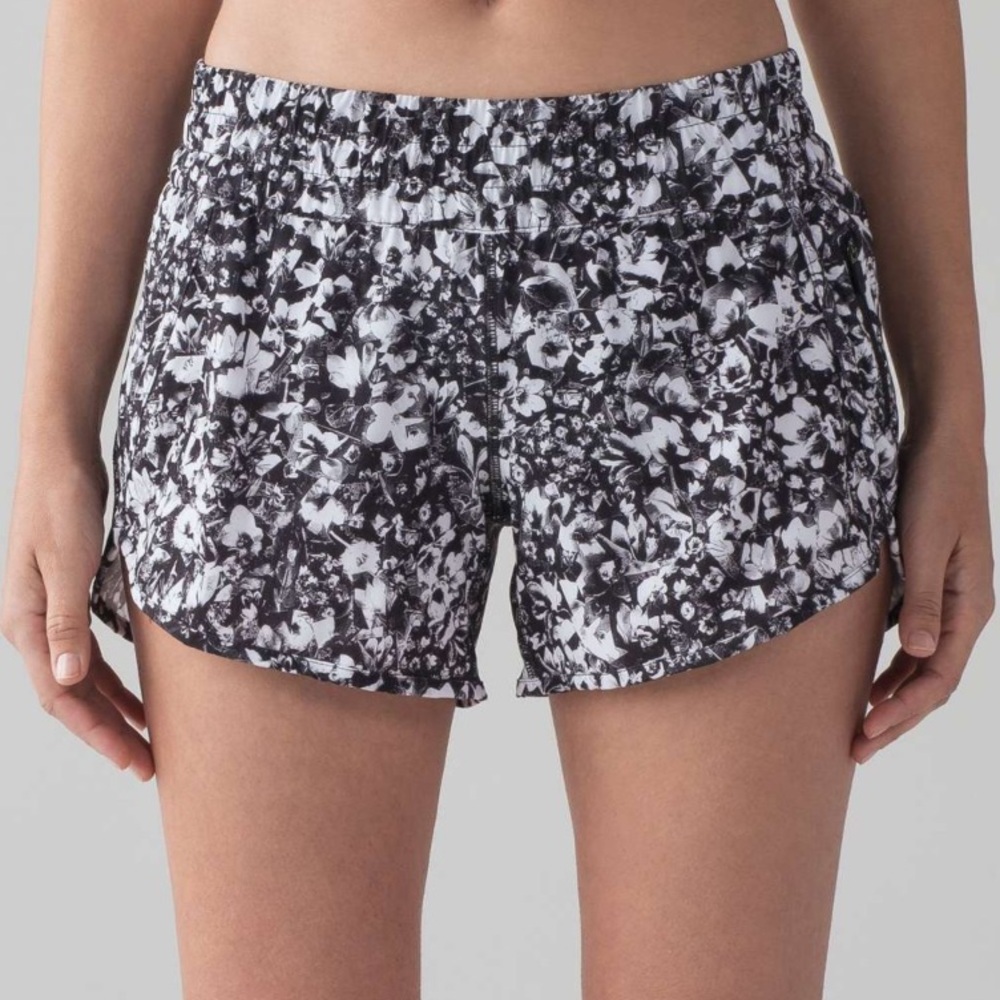 LIKE NEW! Lululemon Tracker Short V (4")